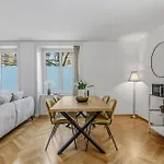Im Stadtzentrum Gelegenes Mit Kingsize Bed Daire