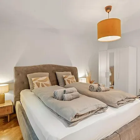 Im Stadtzentrum Gelegenes Mit Kingsize Bed Апартаменти
