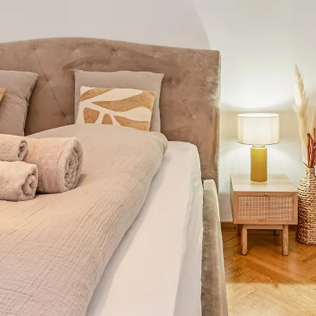 Апартаменти Im Stadtzentrum Gelegenes Mit Kingsize Bed *